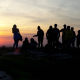 Gruppo di viaggiatori in controluce al tramonto