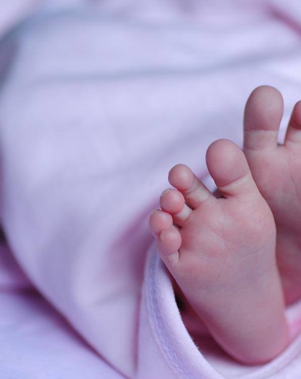 Piedini bambina in copertina rosa